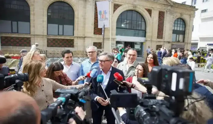 FOTOGRAFÍA. JEREZ DE LA FRONTERA (CÁDIZ) ANDALUCÍA (ESPAÑA), 02 DE MAYO DE 2026. Gavira pide apoyo masivo a VOX para un Gobierno de andaluces primero. Manuel Gavira Florentino, candidato de VOX a la Presidencia de la Junta de Andalucía y cabeza de lista por Cádiz al Parlamento de Andalucía; acompañado de Ramón Aumesquet, presidente de VOX Cádiz; de Noelia Campos, candidata número 2; y Salvador Pineda, candidato número 3 de la misma lista; atiende a los medios de comunicación en Jerez de la Frontera. Lasvocesdelpueblo (Ñ Pueblo)