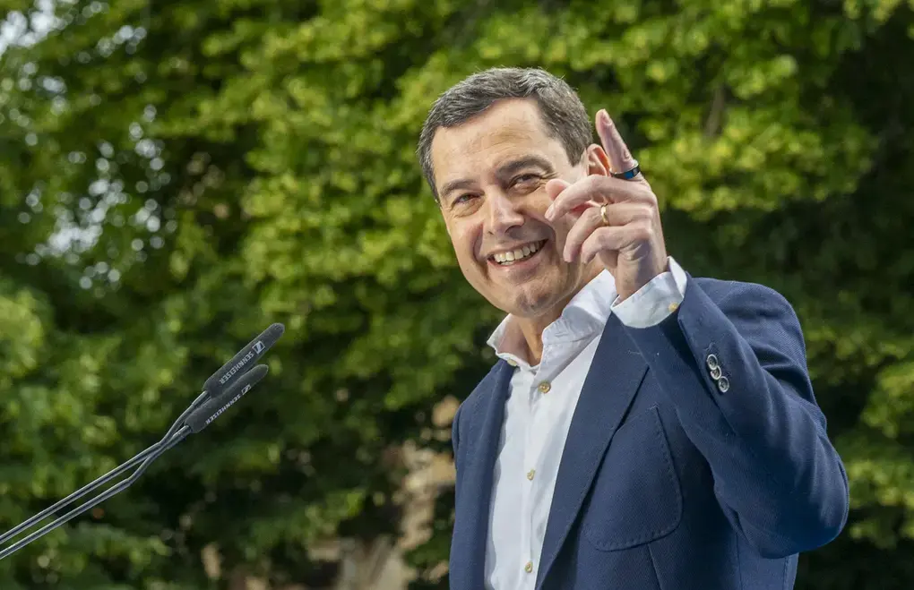 FOTOGRAFÍA. GRANADA (ANDALUCÍA) ESPAÑA, 15 DE MAYO DE 2026. Feijóo y Moreno Bonilla piden el voto socialista para una Andalucía rebelde. El presidente del Partido Popular de Andalucía (PP) y candidato a la reelección de la Presidencia de la Junta de Andalucía, Juan Manuel Moreno Bonilla (Juanma Moreno), participa en el acto de cierre de campaña electoral del PP, junto al líder del PP, Alberto Núñez Feijóo. Efe
