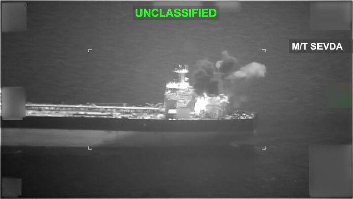 FOTOGRAFÍA. GOLFO DE OMÁN (AGUAS INTERNACIONALES), 08 DE MAYO DE 2026. Armada de EEUU inutiliza buques que violan el bloqueo naval a Irán. Actualmente, hay más de 70 petroleros que las fuerzas estadounidenses están impidiendo que entren o salgan de los puertos iraníes. Estos buques comerciales tienen la capacidad de transportar más de 166 millones de barriles de petróleo iraní por un valor estimado de más de 13 mil millones de dólares. Captura vídeo CENTCOM/Lasvocesdelpueblo (Ñ Pueblo)