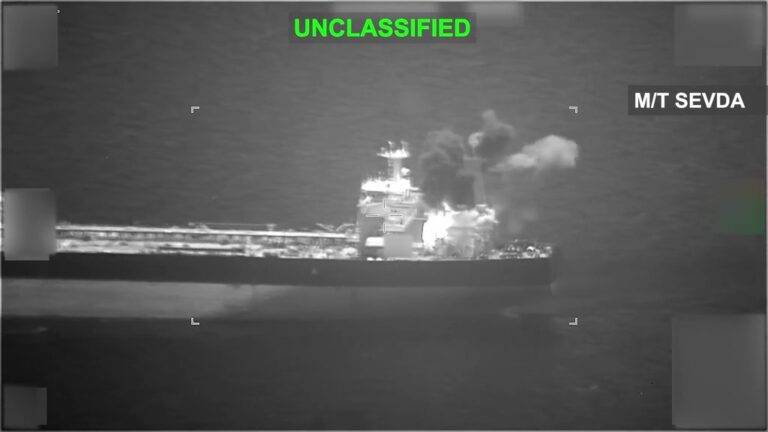FOTOGRAFÍA. GOLFO DE OMÁN (AGUAS INTERNACIONALES), 08 DE MAYO DE 2026. Armada de EEUU inutiliza buques que violan el bloqueo naval a Irán. Actualmente, hay más de 70 petroleros que las fuerzas estadounidenses están impidiendo que entren o salgan de los puertos iraníes. Estos buques comerciales tienen la capacidad de transportar más de 166 millones de barriles de petróleo iraní por un valor estimado de más de 13 mil millones de dólares. Captura vídeo CENTCOM/Lasvocesdelpueblo (Ñ Pueblo)