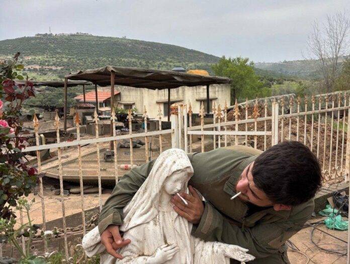 FOTOGRAFÍA. SUR DEL LÍBANO (LÍBANO), 06 DE MAYO DE 2026. Israel: La conducta del soldado se desvía de valores del Ejército. Las Fuerzas Armadas de Israel consideran "este incidente" —de la imagen tomada en el sur del Líbano "hace varias semanas", que muestra a un miembro del Ejército de Defensa de Israel (FDI) junto a una imagen 'santa' de la Virgen María, metiendo algo parecido a un cigarrillo entre los labios del monumento 'santo' al tiempo que el protagonista tiene el mismo objeto entre sus labios— "con extrema gravedad y afirma que la conducta del soldado se desvía por completo de los valores esperados de los miembros del Ejército de Defensa de Israel". Lasvocesdelpueblo (Ñ Pueblo)