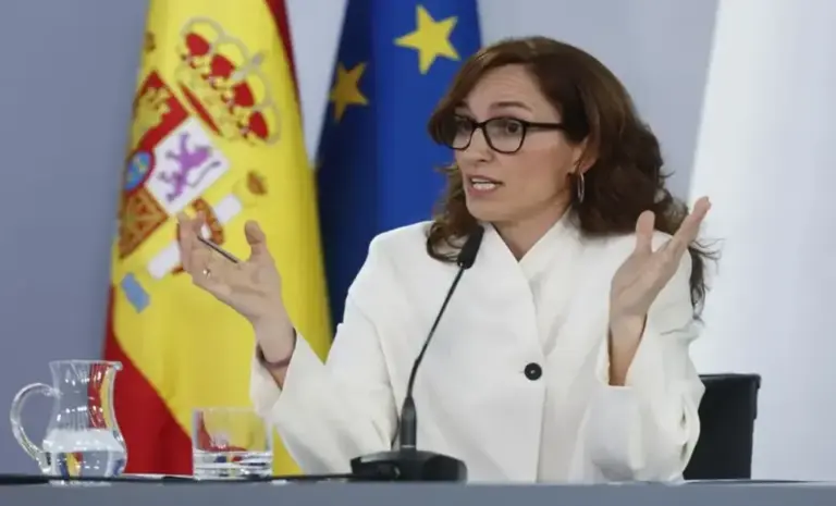 FOTOGRAFÍA. MADRID (ESPAÑA), 06 DE MAYO DE 2026. Los españoles del crucero con hantavirus pasarán una cuarentena en Madrid. La ministra de Sanidad, Mónica García Gómez, durante la rueda de prensa. Efe