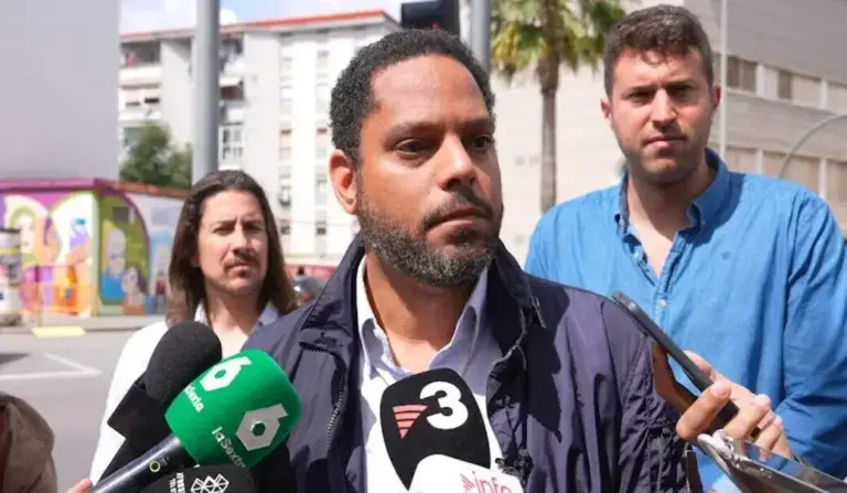 FOTOGRAFÍA. CORNELLÁ DE LLOBREGAT (BARCELONA) CATALUÑA (ESPAÑA), 07 DE MAYO DE 2026. Los inmigrantes lideran por amplia mayoría allanamientos y usurpaciones de vivienda en Cornellà de Llobregat. El secretario general de VOX, Ignacio Garriga Vaz de Conceiçao, junto al portavoz del Grupo Municipal de VOX en el Ayuntamiento de Cornellá de Llobregat, Iván Cánovas Casanova; ha visitado el barrio de San Ildefonso, en Cornellà de Llobregat, en la provincia de Barcelona. Lasvocesdelpueblo (Ñ Pueblo)