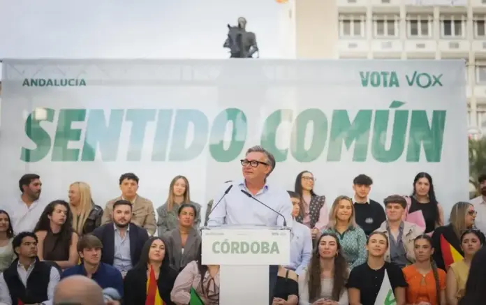 FOTOGRAFÍA. CÓRDOBA (ANDALUCÍA) ESPAÑA, 12 DE MAYO DE 2026. Multitudinario baño de masas de Abascal junto a Gavira y Pepa Millán en Córdoba. El presidente de VOX y de Patriots of Europe, Santiago Abascal Conde; ha protagonizado este martes un multitudinario acto en Córdoba ante "más de 3.000 personas", según datos oficiales de la organización a Lasvocesdelpueblo, junto al candidato de VOX a la Presidencia de la Junta de Andalucía, Manuel Gavira Florentino; y la portavoz de VOX en el Congreso de los Diputados, María José Rodríguez de Millán Parro (Pepa Millán); en la recta final de la campaña de las elecciones andaluzas del 17 de mayo. Lasvocesdelpueblo (Ñ Pueblo)