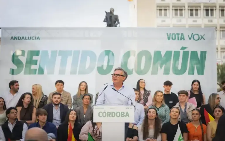 FOTOGRAFÍA. CÓRDOBA (ANDALUCÍA) ESPAÑA, 12 DE MAYO DE 2026. Multitudinario baño de masas de Abascal junto a Gavira y Pepa Millán en Córdoba. El presidente de VOX y de Patriots of Europe, Santiago Abascal Conde; ha protagonizado este martes un multitudinario acto en Córdoba ante "más de 3.000 personas", según datos oficiales de la organización a Lasvocesdelpueblo, junto al candidato de VOX a la Presidencia de la Junta de Andalucía, Manuel Gavira Florentino; y la portavoz de VOX en el Congreso de los Diputados, María José Rodríguez de Millán Parro (Pepa Millán); en la recta final de la campaña de las elecciones andaluzas del 17 de mayo. Lasvocesdelpueblo (Ñ Pueblo)