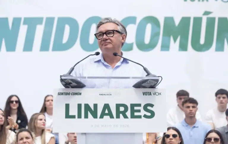 FOTOGRAFÍA. LINARES (JAÉN) ANDALUCÍA (ESPAÑA), 09 DE MAYO DE 2026. Gavira ante mafia y tibieza del PP: Marlaska es un indigno y traidor. El presidente de VOX, Santiago Abascal Conde; ha participado este sábado en un acto en Linares (Jaén) junto al candidato de VOX a la Presidencia de la Junta de Andalucía, Manuel Gavira Florentino (en la imagen); más de 2.000 personas estuvieron presentes para escuchar el mensaje político de VOX, según datos d ela organización a Lasvocesdelpueblo. Lasvocesdlepueblo (Ñ Pueblo)