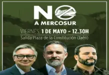 FOTOGRAFÍA. JAÉN (ANDALUCÍA) ESPAÑA, 01 DE MAYO DE 2026. Solidaridad denuncia intentos de la JEP y Gobierno de impedir su manifestación del 1 de mayo. El candidato de VOX a la Presidencia de la Junta de Andalucía, Manuel Gavira Florentino (i); el presidente de VOX y Patriots of Europe, Santiago Abascal Conde (c); y el secretario general del sindicato para la Defensa de los Trabajadores de España SOLIDARIDAD, Jordi Albert de la Fuente Miró (Jordi de la Fuente), presiden el cartel oficial de la manifestación dle 1 de Mayo (Día Internacional de los Trabajadores) de esta organización sindical española. Lasvocesdlepueblo (Ñ Pueblo)