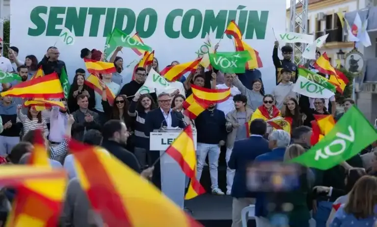FOTOGRAFÍA. LEPE (HUELVA) ANDALUCÍA (ESPAÑA), 13 DE MAYO DE 2026. El presidente de VOX, Santiago Abascal Conde; y el candidato de la formación verde a la Presidencia d ela Junta de Andalucía para el 17M Elecciones Andalucía 2026, Manuel Gavira Florentino; participaron este miércoles en un mitin de campaña electoral en Lepe; otra demostración de fuerza de un Bambú 12 que ha vuelto a celebrar un acto multitudinario en esta campaña electoral andaluza. Lasvocesdelpueblo (Ñ Pueblo)
