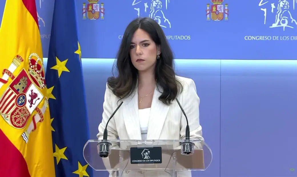 FOTOGRAFÍA. MADRID (ESPAÑA), 05 DE MAYO DE 2026. Pepa Millán critica el sistema por silenciar el crimen de Esplugues: asesinato de una joven catalana degollada por un inmigrante magrebí a plena luz del día. La portavoz dle Grupo Parlamentario de VOX en el Congreso de los Diputados, María José Rodríguez de Millán Parro (Pepa Millán), durante una rueda de prensa este martes en el Palacio del Parlamento nacional español en la capital de España, Madrid. Lasvocesdelpueblo (Ñ Pueblo) 