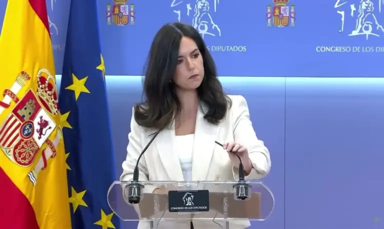 FOTOGRAFÍA. MADRID (ESPAÑA), 05 DE MAYO DE 2026. Pepa Millán critica el sistema por silenciar el crimen de Esplugues: asesinato de una joven catalana degollada por un inmigrante magrebí a plena luz del día. La portavoz dle Grupo Parlamentario de VOX en el Congreso de los Diputados, María José Rodríguez de Millán Parro (Pepa Millán), durante una rueda de prensa este martes en el Palacio del Parlamento nacional español en la capital de España, Madrid. Lasvocesdelpueblo (Ñ Pueblo) 