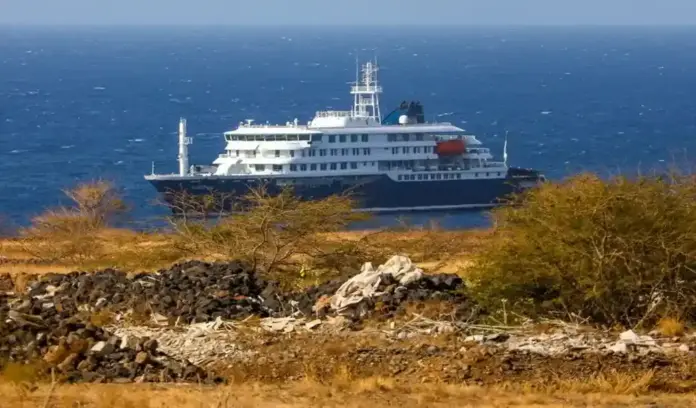 FOTOGRAFÍA. ISLA DE SANTIAGO (CABO VERDE), 04 DE MAYO DE 2026. Ministerio de Sanidad: El hantavirus se contagia por excrementos de ratas. El barco MV Hondius, este lunes en la costa de la isla de Santiago, en Cabo Verde. Efe