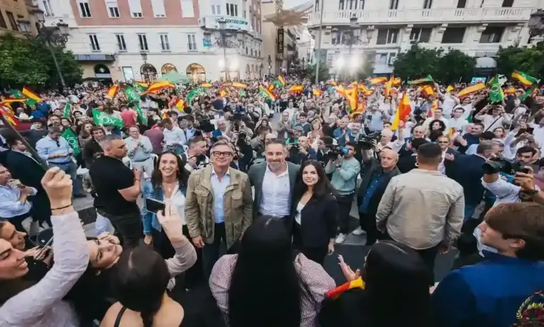 FOTOGRAFÍA. CÓRDOBA (ANDALUCÍA) ESPAÑA, 12 DE MAYO DE 2026. Multitudinario baño de masas de Abascal junto a Gavira y Pepa Millán en Córdoba. El presidente de VOX y de Patriots of Europe, Santiago Abascal Conde; ha protagonizado este martes un multitudinario acto en Córdoba ante "más de 3.000 personas", según datos oficiales de la organización a Lasvocesdelpueblo, junto al candidato de VOX a la Presidencia de la Junta de Andalucía, Manuel Gavira Florentino; y la portavoz de VOX en el Congreso de los Diputados, María José Rodríguez de Millán Parro (Pepa Millán); en la recta final de la campaña de las elecciones andaluzas del 17 de mayo. Lasvocesdelpueblo (Ñ Pueblo)