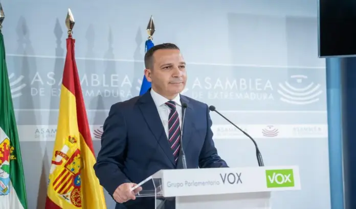 Óscar Fernández Calle, Vicepresidente Calle Estos presupuestos traen el cambio en Extremadura, Mérida, Extremadura, VOX FOTOGRAFÍA. MÉRIDA (EXTREMADURA) ESPAÑA, 28 DE MAYO DE 2026. Vicepresidente Calle: Estos presupuestos traen el cambio en Extremadura. El Vicepresidente y Consejero de Desregulación, Servicios Sociales y Familia de la Junta de Extremadura y candidato electo de VOX a la Presidencia extremeña, Óscar Fernández Calle Óscar Fernández Calle, ofrece una rueda de prensa en al sede del Palacio de la Asamblea de Extremadura sobre el Acuerdo presupuestario acordado con el socio de VOX en la gobernabilidad regional, el Partido Popular (PP) de María Guardiola Martín. Lasvocesdelpueblo (Ñ Pueblo)
