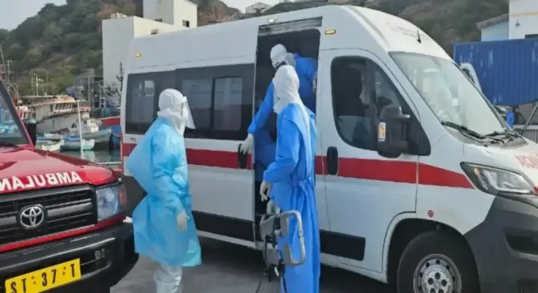 FOTOGRAFÍA. PRAIA (CABO VERDE), 06 DE MAYO DE 2026. PNL VOX para garantizar trazabilidad de contactos y protección frente al hantavirus. Detalle de una evacuación médica de personas presuntamente infectadas por hantavirus (Cabo Verde, 6 de mayo de 2026). OMS/Lasvocesdelpueblo (Ñ Pueblo)