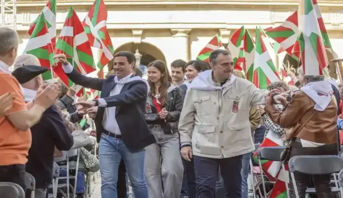 PNV rechaza la moción de censura para no alinearse con VOX, un suicidio electoral, Aitor Esteban Bravo, Imanol Pradales Gil FOTOGRAFÍA. BILBAO (LAS VASCONGADAS) ESPAÑA, 05 DE ABRIL DE 2026. El lehendakari (presidente del Gobierno autonómico vascongado) y dirigente d ela formación separatista vascongada Partido Nacionalista Vasco (PNV), Imanol Pradales Gil; y el presidente del PNV, Aitor Esteban Bravo, en abril en la celebración separatista "Aberri Eguna" (día de la Patria Vasca). Efe