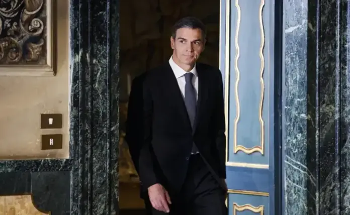 FOTOGRAFÍA. CIUDAD DEL VATICANO (EL VATICANO), 27 DE MAYO DE 2026. El CIS dice que Pedro Sánchez ganaría las elecciones. El presidente del Gobierno de España y secretario general del Partido Socialista (PSOE), Pedro Sánchez Pérez-Castejón, durante su primera audiencia con el papa globalita León XIV (Robert Francis Prevost), en la Ciudad del Vaticano, el Vaticano. Efe