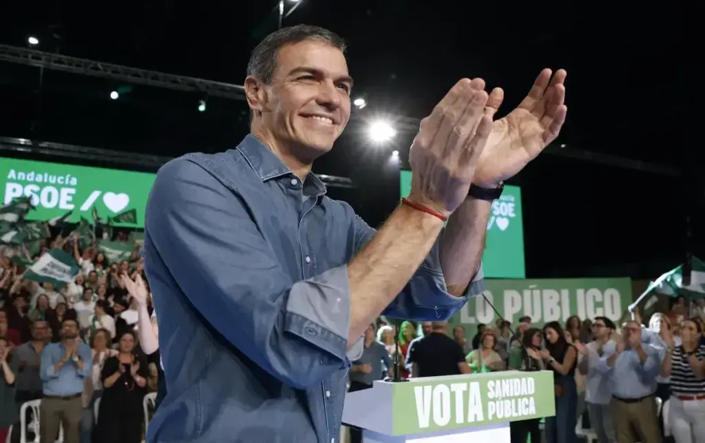 FOTOGRAFÍA. SEVILLA (ANDALUCÍA) ESPAÑA, 15 DE MAYO DE 2026. Sánchez, Griñán, Chaves y Montero: Vayamos a votar todos al PSOE en Andalucía. El presidente del Gobierno de España y secretario general del Partido Socialista (PSOE), Pedro Sánchez Pérez-Castejón, protagoniza el cierre de campaña electoral que los socialistas celebran hoy viernes en Sevilla. Efe