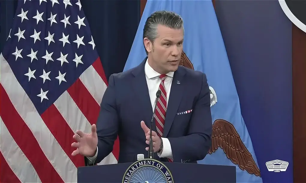 FOTOGRAFÍA. WASHINGTON (ESTADOS UNIDOS DE AMÉRICA, EEUU), 05 DE MAYO DE 2026. El Secretario de Guerra del Gobierno de la Administración Donald John Trump/James David Vance, Peter Brian Hegseth, y el general de la Fuerza Aérea y presidente del Estado Mayor Conjunto de EEUU, John Daniel Caine, han ofrecido este lunes una rueda de prensa en la Casa Blanca sobre la segunda fase de la Operación Furia Épica, bautizada Proyecto Libertad. lasvocesdelpueblo (Ñ Pueblo)