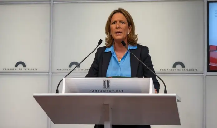 María Elisa García Fuster,VOX, Cataluña FOTOGRAFÍA. BARCELONA (CATALUÑA) ESPAÑA, 12 DE MAYO DE 2026. Los extranjeros comenten en Cataluña el 84 % de los hurtos, 73 % de los robos con violencia y el 55 % de asesinatos o tentativas. La portavoz nacional de Sanidad de VOX y diputada en el Parlamento de Cataluña, María Elisa García Fuster, ofrece una rueda de prensa en el Palacio del parlamento catalán. Lasvocesdelpueblo (Ñ Pueblo)