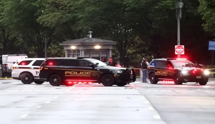 Policias Casa Blanca, Trump se encontraba en la Casa Blanca durante el ataque de Nasire Best FOTOGRAFÍA. WASHINGTON (ESTADOS UNIDOS DE AMÉRICA, EEUU), 23 DE MAYO DE 2026. Trump se encontraba en la Casa Blanca durante el ataque de Nasire Best. Detalle de una imagen de agentes del Servicio Secreto y de la Policía en un perímetro de seguridad alrededor de la Presidencia del Gobierno de EEUU, la Casa Blanca, este sábado, en la capital de EEUU, Washington D.C. Efe
