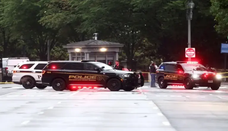 FOTOGRAFÍA. WASHINGTON (ESTADOS UNIDOS DE AMÉRICA, EEUU), 23 DE MAYO DE 2026. Trump se encontraba en la Casa Blanca durante el ataque de Nasire Best. Detalle de una imagen de agentes del Servicio Secreto y de la Policía en un perímetro de seguridad alrededor de la Presidencia del Gobierno de EEUU, la Casa Blanca, este sábado, en la capital de EEUU, Washington D.C. Efe