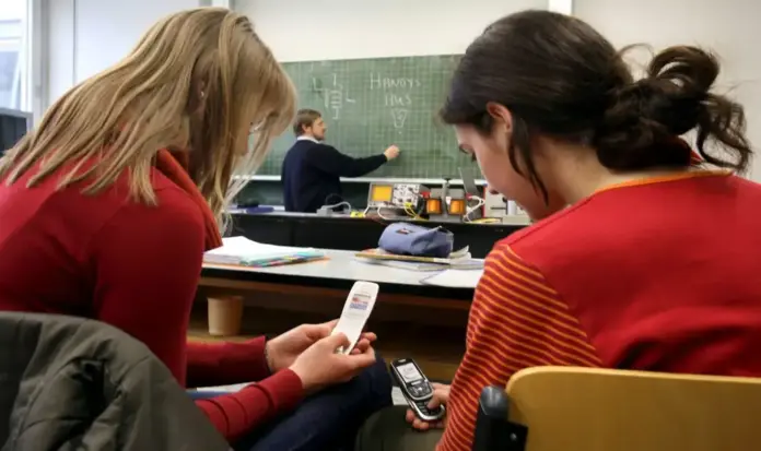 Prueba de Acceso a la Universidad arranca el 2 de junio en Andalucía. Dos estudiantes usan sus teléfonos móviles durante una clase FOTOGRAFÍA. MADRID (ESPAÑA), 29 DE MAYO DE 2026. La Prueba de Acceso a la Universidad arranca el 2 de junio en Andalucía. Dos estudiantes usan sus teléfonos móviles durante una clase. Efe