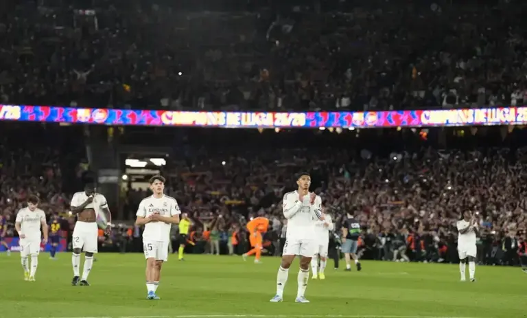 FOTOGRAFÍA. BARCELONA (CATALUÑA) ESPAÑA, 10 DE MAYO DE 2026. El Real Madrid dice adiós a la Liga superado de principio a fin por el Barça (2-0). Los jugadores del Real Madrid tras el encuentro correspondiente a la jornada 35 de LaLiga que FC Barcelona y Real Madrid disputaron en el Camp Nou, en Barcelona. Efe