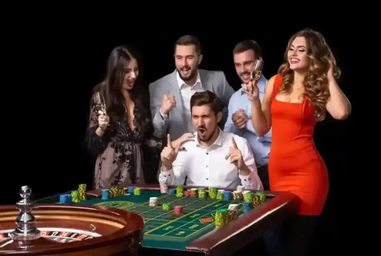 FOTOGRAFÍA. BARCELONA (ESPAÑA), 04 DE MAYO DE 2026. El papel del Return to Player (RTP) y la volatilidad en las tragaperras: una explicación sencilla. Detalle de un Grupo de jóvenes visiblemente emocionados al girar la ruleta. Imagen creada por Magnific/Lasvocesdelpueblo (Ñ Pueblo)