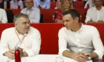 FOTOGRAFÍA. MADRID (REINO DE ESPAÑA), AÑO 2024. Condenados por corrupción un ex alto cargo del PSOE y un empresario en Andalucía. En la imagen, el presidente del Gobierno de España y secretario general del Partido Socialista (PSOE), Pedro Sánchez Pérez-Castejón (d), junto al secretario de Organización del PSOE, Santos Cerdán León, durante una reunión del comité federal de su formación en Madrid, capital del Reino de España. Efe