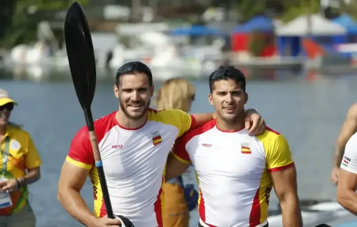 FOTOGRAFÍA. RÍO DE JANEIRO (BRASIL), 18 DE AGOSTO DE 2016. Cristian Toro respalda a Saúl Craviotto tras la polémica en Lérida por su designación como pregonero de la Festa Major. Los españoles Saul Craviotto (i) y Cristian Isaac Toro Carballo (Cristian Toro) (d) ya son campeones olímpicos. Sin discusión. La pareja española ganó con claridad la final del K2 200 de Río 2016 por delante de sus rivales británicos y lituanos, plata y bronce respectivamente. Lasvocesdlepueblo (Ñ Pueblo)