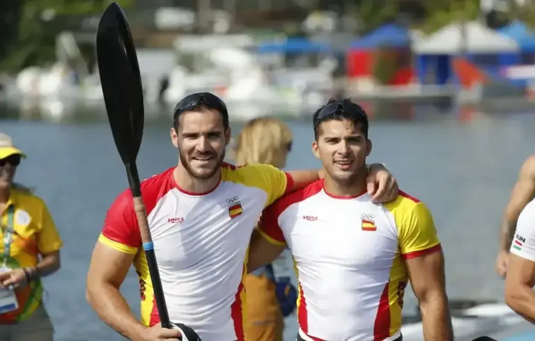 FOTOGRAFÍA. RÍO DE JANEIRO (BRASIL), 18 DE AGOSTO DE 2016. Cristian Toro respalda a Saúl Craviotto tras la polémica en Lérida por su designación como pregonero de la Festa Major. Los españoles Saul Craviotto (i) y Cristian Isaac Toro Carballo (Cristian Toro) (d) ya son campeones olímpicos. Sin discusión. La pareja española ganó con claridad la final del K2 200 de Río 2016 por delante de sus rivales británicos y lituanos, plata y bronce respectivamente. Lasvocesdlepueblo (Ñ Pueblo)