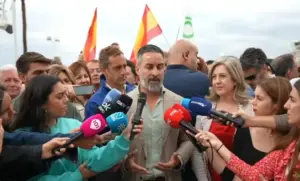 FOTOGRAFÍA. ALMUÑÉCAR) ANDALUCÍA) ESPAÑA, 07 DE MAYO DE 2026. Abascal: Pedro Sánchez utiliza el hantavirus como cortina de humo para tapar la ciénaga de corrupción. El presidente de VOX, Santiago Abascal Conde, valora la actualidad política española y andaluza desde Almuñécar, Comunidad Autónoma de Andalucía, dentro de los actos de la campaña electoral de su formación, con candidato a la presidencia de la Junta de Andalucía, Manuel Gavira Florentino, del próximo domingo 17 de mayo de 2026. Lasvocesdelpueblo (Ñ Pueblo)