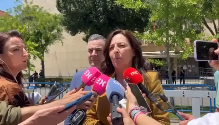Marta Castro Fuentes, Badajoz FOTOGRAFÍA. BADAJOZ (EXTREMADURA) ESPAÑA, 28 DE MAYO DE 2026. Juicio Hermano de Pedro Sánchez: Estamos ante un delito de prevaricación, malversación y tráfico de influencias. La coordinadora nacional jurídica de VOX, Marta Castro Fuentes, ha atendido este jueves a los medios de comunicación desde la Audiencia Provincial de Badajoz, en la primera jornada del juicio al hermano del presidente del Gobierno de España y secretario general del Partido Socialista (PSOE) Pedro Sánchez Pérez-Castejón, David Sánchez Pérez-Castejón. Lasvocesdelpueblo (Ñ Pueblo)