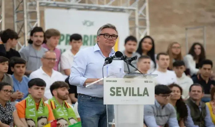 FOTOGRAFÍA. SEVILLA (ANDALUCÍA) ESPAÑA, 15 DE MAYO DE 2026. Abascal, candidato Gavira, Garriga, Millán, Calle y Nolasco abarrotan Sevilla de prioridad nacional. El presidente de VOX y Patriots of Europe, Santiago Abascal Conde; el secretario general del partido, Ignacio Garriga Vaz de Conceiçao; la portavoz de VOX en el Congreso de los Diputados, María José Rodríguez de Millán Parro (Pepa Millán); y el candidato de VOX a la Presidencia de la Junta de Andalucía, Manuel Gavira Florentino; los vicepresidentes de Aragón y Extremadura, Alejandro Nolasco Asensio y Óscar Fernández Calle, respectivamente; y el excandidato de VOX a la Presidencia de Castilla y León, Carlos Pollán Fernández, participaron este viernes en el multitudinario mitin de fin de campaña electoral del 17M Elecciones Andalucía 2026 en Plaza Virgen de los Reyes en Sevilla. Lasvocesdelpueblo (Ñ Pueblo)