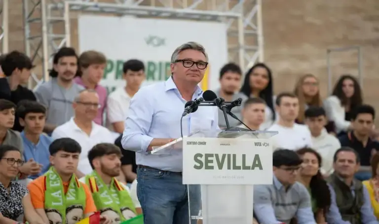 FOTOGRAFÍA. SEVILLA (ANDALUCÍA) ESPAÑA, 15 DE MAYO DE 2026. Abascal, candidato Gavira, Garriga, Millán, Calle y Nolasco abarrotan Sevilla de prioridad nacional. El presidente de VOX y Patriots of Europe, Santiago Abascal Conde; el secretario general del partido, Ignacio Garriga Vaz de Conceiçao; la portavoz de VOX en el Congreso de los Diputados, María José Rodríguez de Millán Parro (Pepa Millán); y el candidato de VOX a la Presidencia de la Junta de Andalucía, Manuel Gavira Florentino; los vicepresidentes de Aragón y Extremadura, Alejandro Nolasco Asensio y Óscar Fernández Calle, respectivamente; y el excandidato de VOX a la Presidencia de Castilla y León, Carlos Pollán Fernández, participaron este viernes en el multitudinario mitin de fin de campaña electoral del 17M Elecciones Andalucía 2026 en Plaza Virgen de los Reyes en Sevilla. Lasvocesdelpueblo (Ñ Pueblo)