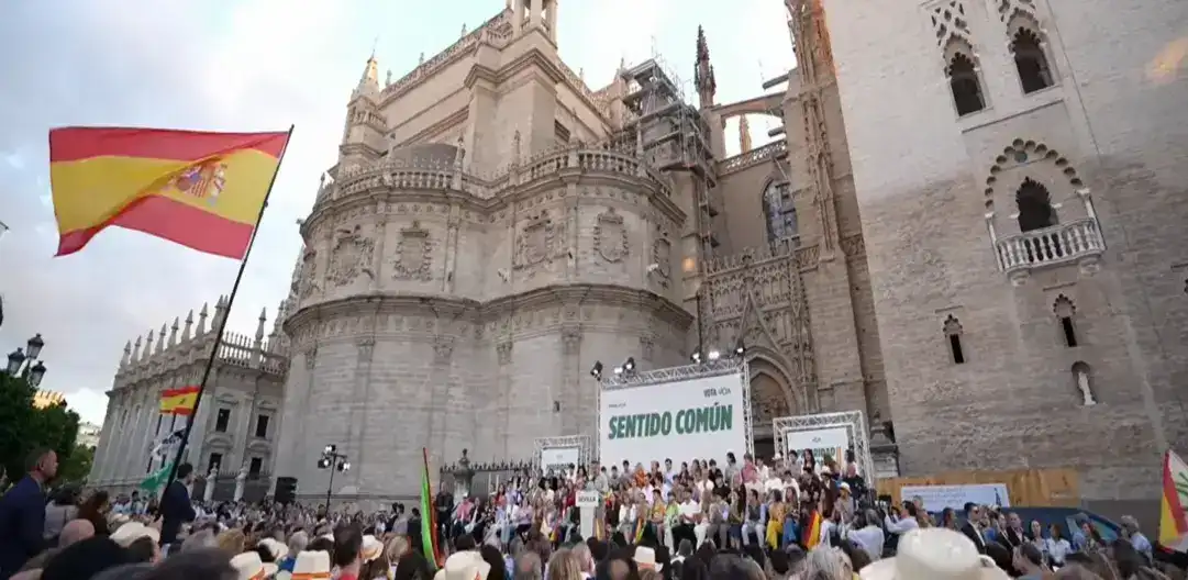 FOTOGRAFÍA. SEVILLA (ANDALUCÍA) ESPAÑA, 15 DE MAYO DE 2026. Abascal, candidato Gavira, Garriga, Millán, Calle y Nolasco abarrotan Sevilla de prioridad nacional. El presidente de VOX y Patriots of Europe, Santiago Abascal Conde; el secretario general del partido, Ignacio Garriga Vaz de Conceiçao; la portavoz de VOX en el Congreso de los Diputados, María José Rodríguez de Millán Parro (Pepa Millán); y el candidato de VOX a la Presidencia de la Junta de Andalucía, Manuel Gavira Florentino; los vicepresidentes de Aragón y Extremadura, Alejandro Nolasco Asensio y Óscar Fernández Calle, respectivamente; y el excandidato de VOX a la Presidencia de Castilla y León, Carlos Pollán Fernández, participaron este viernes en el multitudinario mitin de fin de campaña electoral del 17M Elecciones Andalucía 2026 en Plaza Virgen de los Reyes en Sevilla. Lasvocesdelpueblo (Ñ Pueblo)
