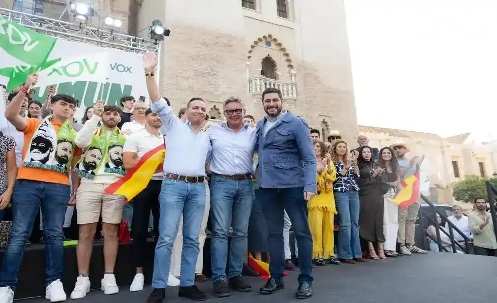FOTOGRAFÍA. SEVILLA (ANDALUCÍA) ESPAÑA, 15 DE MAYO DE 2026. Abascal, candidato Gavira, Garriga, Millán, Calle y Nolasco abarrotan Sevilla de prioridad nacional. El presidente de VOX y Patriots of Europe, Santiago Abascal Conde; el secretario general del partido, Ignacio Garriga Vaz de Conceiçao; la portavoz de VOX en el Congreso de los Diputados, María José Rodríguez de Millán Parro (Pepa Millán); y el candidato de VOX a la Presidencia de la Junta de Andalucía, Manuel Gavira Florentino; los vicepresidentes de Aragón y Extremadura, Alejandro Nolasco Asensio y Óscar Fernández Calle, respectivamente; y el excandidato de VOX a la Presidencia de Castilla y León, Carlos Pollán Fernández, participaron este viernes en el multitudinario mitin de fin de campaña electoral del 17M Elecciones Andalucía 2026 en Plaza Virgen de los Reyes en Sevilla. Lasvocesdelpueblo (Ñ Pueblo)