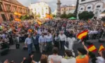FOTOGRAFÍA. SEVILLA (ANDALUCÍA) ESPAÑA, 15 DE MAYO DE 2026. Abascal, candidato Gavira, Garriga, Millán, Calle y Nolasco abarrotan Sevilla de prioridad nacional. El presidente de VOX y Patriots of Europe, Santiago Abascal Conde; el secretario general del partido, Ignacio Garriga Vaz de Conceiçao; la portavoz de VOX en el Congreso de los Diputados, María José Rodríguez de Millán Parro (Pepa Millán); y el candidato de VOX a la Presidencia de la Junta de Andalucía, Manuel Gavira Florentino; los vicepresidentes de Aragón y Extremadura, Alejandro Nolasco Asensio y Óscar Fernández Calle, respectivamente; y el excandidato de VOX a la Presidencia de Castilla y León, Carlos Pollán Fernández, participaron este viernes en el multitudinario mitin de fin de campaña electoral del 17M Elecciones Andalucía 2026 en Plaza Virgen de los Reyes en Sevilla. Lasvocesdelpueblo (Ñ Pueblo)