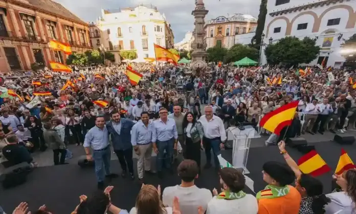 FOTOGRAFÍA. SEVILLA (ANDALUCÍA) ESPAÑA, 15 DE MAYO DE 2026. Abascal, candidato Gavira, Garriga, Millán, Calle y Nolasco abarrotan Sevilla de prioridad nacional. El presidente de VOX y Patriots of Europe, Santiago Abascal Conde; el secretario general del partido, Ignacio Garriga Vaz de Conceiçao; la portavoz de VOX en el Congreso de los Diputados, María José Rodríguez de Millán Parro (Pepa Millán); y el candidato de VOX a la Presidencia de la Junta de Andalucía, Manuel Gavira Florentino; los vicepresidentes de Aragón y Extremadura, Alejandro Nolasco Asensio y Óscar Fernández Calle, respectivamente; y el excandidato de VOX a la Presidencia de Castilla y León, Carlos Pollán Fernández, participaron este viernes en el multitudinario mitin de fin de campaña electoral del 17M Elecciones Andalucía 2026 en Plaza Virgen de los Reyes en Sevilla. Lasvocesdelpueblo (Ñ Pueblo)