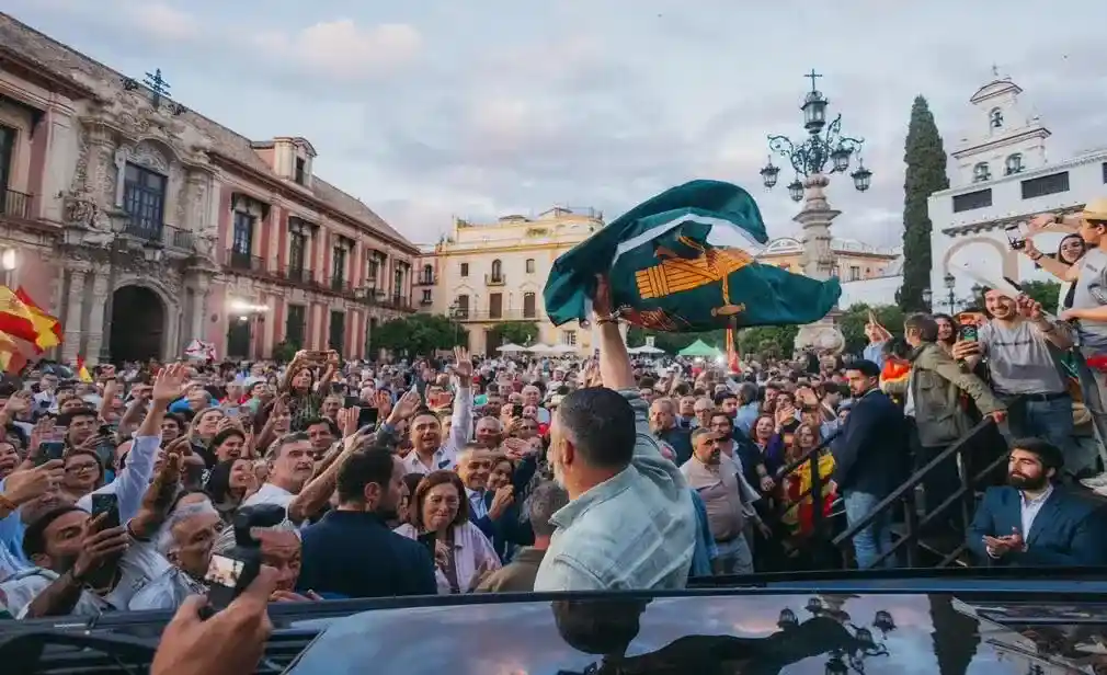 FOTOGRAFÍA. SEVILLA (ANDALUCÍA) ESPAÑA, 15 DE MAYO DE 2026. Abascal, candidato Gavira, Garriga, Millán, Calle y Nolasco abarrotan Sevilla de prioridad nacional. El presidente de VOX y Patriots of Europe, Santiago Abascal Conde; el secretario general del partido, Ignacio Garriga Vaz de Conceiçao; la portavoz de VOX en el Congreso de los Diputados, María José Rodríguez de Millán Parro (Pepa Millán); y el candidato de VOX a la Presidencia de la Junta de Andalucía, Manuel Gavira Florentino; los vicepresidentes de Aragón y Extremadura, Alejandro Nolasco Asensio y Óscar Fernández Calle, respectivamente; y el excandidato de VOX a la Presidencia de Castilla y León, Carlos Pollán Fernández, participaron este viernes en el multitudinario mitin de fin de campaña electoral del 17M Elecciones Andalucía 2026 en Plaza Virgen de los Reyes en Sevilla. Lasvocesdelpueblo (Ñ Pueblo)