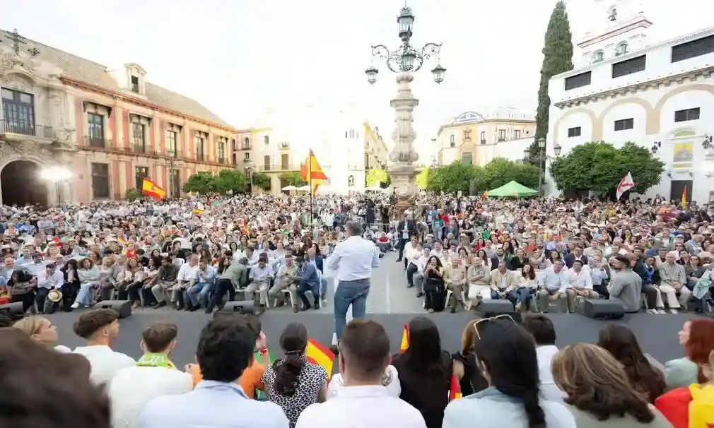 FOTOGRAFÍA. SEVILLA (ANDALUCÍA) ESPAÑA, 15 DE MAYO DE 2026. Abascal, candidato Gavira, Garriga, Millán, Calle y Nolasco abarrotan Sevilla de prioridad nacional. El presidente de VOX y Patriots of Europe, Santiago Abascal Conde; el secretario general del partido, Ignacio Garriga Vaz de Conceiçao; la portavoz de VOX en el Congreso de los Diputados, María José Rodríguez de Millán Parro (Pepa Millán); y el candidato de VOX a la Presidencia de la Junta de Andalucía, Manuel Gavira Florentino; los vicepresidentes de Aragón y Extremadura, Alejandro Nolasco Asensio y Óscar Fernández Calle, respectivamente; y el excandidato de VOX a la Presidencia de Castilla y León, Carlos Pollán Fernández, participaron este viernes en el multitudinario mitin de fin de campaña electoral del 17M Elecciones Andalucía 2026 en Plaza Virgen de los Reyes en Sevilla. Lasvocesdelpueblo (Ñ Pueblo)