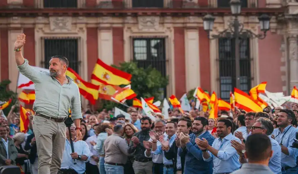 FOTOGRAFÍA. SEVILLA (ANDALUCÍA) ESPAÑA, 15 DE MAYO DE 2026. Abascal, candidato Gavira, Garriga, Millán, Calle y Nolasco abarrotan Sevilla de prioridad nacional. El presidente de VOX y Patriots of Europe, Santiago Abascal Conde; el secretario general del partido, Ignacio Garriga Vaz de Conceiçao; la portavoz de VOX en el Congreso de los Diputados, María José Rodríguez de Millán Parro (Pepa Millán); y el candidato de VOX a la Presidencia de la Junta de Andalucía, Manuel Gavira Florentino; los vicepresidentes de Aragón y Extremadura, Alejandro Nolasco Asensio y Óscar Fernández Calle, respectivamente; y el excandidato de VOX a la Presidencia de Castilla y León, Carlos Pollán Fernández, participaron este viernes en el multitudinario mitin de fin de campaña electoral del 17M Elecciones Andalucía 2026 en Plaza Virgen de los Reyes en Sevilla. Lasvocesdelpueblo (Ñ Pueblo)