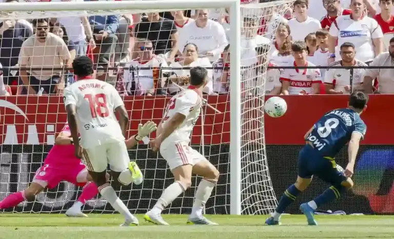 FOTOGRAFÍA. SEVILLA (ANDALUCÍA) ESPAÑA, 09 DE MAYO DE 2026. El centrocampista del Espanyol Edu Expósito (d) intenta un lanzamiento durante el partido de LaLiga entre el Sevilla y el Espanyol, en el estadio Sánchez Pizjuan de Sevilla. Efe
