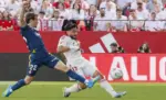 FOTOGRAFÍA. SEVILLA (ANDALUCÍA) ESPAÑA, 09 DE MAYO DE 2026. El delantero francés del Sevilla Neal Maupay (d) pelea un balón con el defensa del Espanyol Carlos Romero durante el partido de LaLiga entre el Sevilla y el Espanyol, este sábado en el estadio Sanchez Pizjuan de Sevilla. Efe