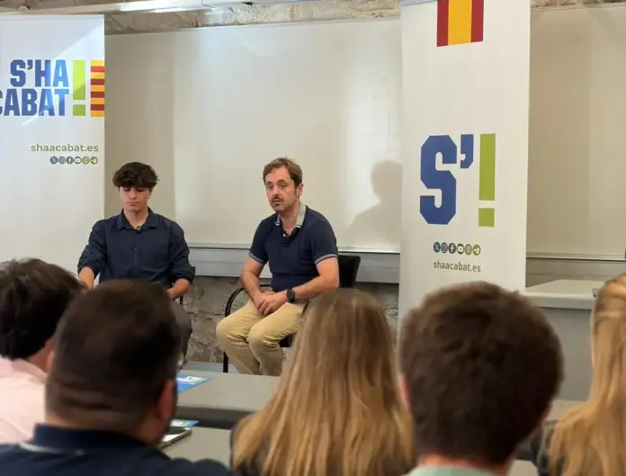 S'ha Acabat moviliza las aulas contra el apartheid lingüístico y exige el fin de la persecución en la Universidad, Ángel Escolano Rubio, Hugo González Escarpa (1) FOTOGRAFÍA. BARCELONA (CATALUÑA) ESPAÑA, 28 DE MAYO DE 2026. S'ha Acabat moviliza las aulas contra el apartheid lingüístico y exige el fin de la persecución en la Universidad. El coloquio "La batalla jurídica por la igualdad lingüística" en el Campus de la Ciutadella de la Universidad Pompeu Fabra (UPF) cuenta con la participación del reconocido abogado y presidente de la entidad Convivencia Cívica Catalana, una de las organizaciones referentes en la protección del bilingüismo y las libertades civiles en Cataluña, Ángel Escolano Rubio (d); un acto de resistencia presentado por el presidente de la entidad juvenil catalana S'ha Acabat! (S!), Hugo González Escarpa (Hugo Escarpa); y moderado por el miembro de S!, Manel Mesa (i). Lasvocesdelpueblo (Ñ Pueblo)