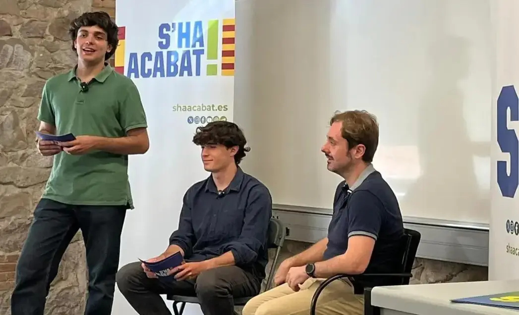 FOTOGRAFÍA. BARCELONA (CATALUÑA) ESPAÑA, 28 DE MAYO DE 2026. S'ha Acabat moviliza las aulas contra el apartheid lingüístico y exige el fin de la persecución en la Universidad. El coloquio "La batalla jurídica por la igualdad lingüística" en el Campus de la Ciutadella de la Universidad Pompeu Fabra (UPF) cuenta con la participación del reconocido abogado y presidente de la entidad Convivencia Cívica Catalana, una de las organizaciones referentes en la protección del bilingüismo y las libertades civiles en Cataluña, Ángel Escolano Rubio; un acto de resistencia presentado por el presidente de la entidad juvenil catalana S'ha Acabat! (S!), Hugo González Escarpa (Hugo Escarpa); y moderado por el miembro de S!, Manel Mesa. Lasvocesdelpueblo (Ñ Pueblo)