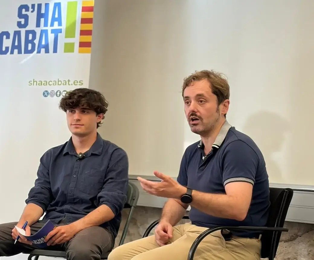 FOTOGRAFÍA. BARCELONA (CATALUÑA) ESPAÑA, 28 DE MAYO DE 2026. S'ha Acabat moviliza las aulas contra el apartheid lingüístico y exige el fin de la persecución en la Universidad. El coloquio "La batalla jurídica por la igualdad lingüística" en el Campus de la Ciutadella de la Universidad Pompeu Fabra (UPF) cuenta con la participación del reconocido abogado y presidente de la entidad Convivencia Cívica Catalana, una de las organizaciones referentes en la protección del bilingüismo y las libertades civiles en Cataluña, Ángel Escolano Rubio; un acto de resistencia presentado por el presidente de la entidad juvenil catalana S'ha Acabat! (S!), Hugo González Escarpa (Hugo Escarpa); y moderado por el miembro de S!, Manel Mesa. Lasvocesdelpueblo (Ñ Pueblo)