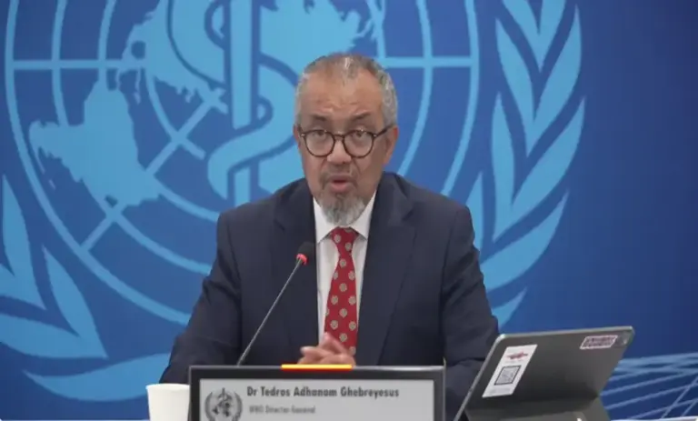 FOTOGRAFÍA. GINEBRA (SUIZA), 08 DE MAYO DE 2026. La Organización Mundial de la Salud (OMS) ofrece una rueda de prensa informativa sobre la crisis sanitaria del hantavirus -un "virus Andes", cuya mayor cepa andina se encuentra actualmente a bordo del crucero MV Hondius de procedencia inicial República de Argentina, luego Cabo Verde, desde donde tomó rumbo a Tenerife (España), a petición del director general de la OMS, Tedros Adhanom Ghebreyesus, al Gobierno de España del socialista Pedro Sánchez Pérez-Castejón; petición que Pedro Sánchez Pérez-Castejón aceptó, afirma Tedros Adhanom Ghebreyesus en declaraciones a los medios de comunicación. Lasvocesdelpueblo (Ñ Pueblo)