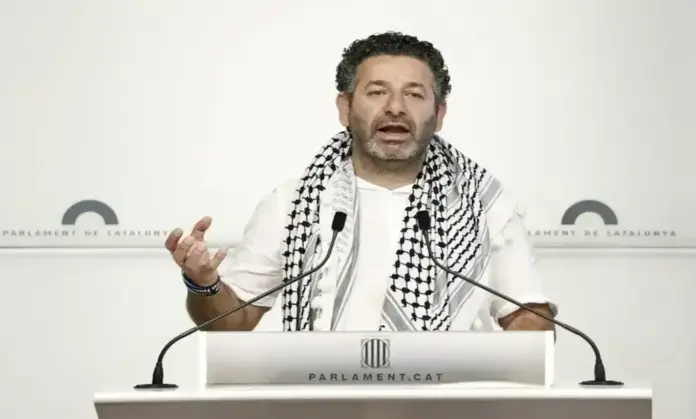 FOTOGRAFÍA. PARLAMENTO DE CATALUÑA (BARCELONA) CATALUÑA (ESPAÑA), AÑO 2025. v. En la imagen, el terrorista español Saif Abu Keshek, miembro de la llamada "Conferencia Popular para los Palestinos en el Extranjero (PPAC)", una entidad islamista sancionada por la Oficina de Control de Activos Extranjeros (OFAC) del Departamento del Estado de los Estados Unidos de América (EEUU) que fue designada como "Organización Terrorista Global" en enero "por operar a instancias" del grupo terrorista islamista proxy de la República Islámica de Irán en el Oriente Medio, Hamás, registrado durante una rueda de prensa en el Palacio del Parlamento de Cataluña, invitado por los partidos políticos socialistas (izquierda) pro Hamás y antisemitas. Efe