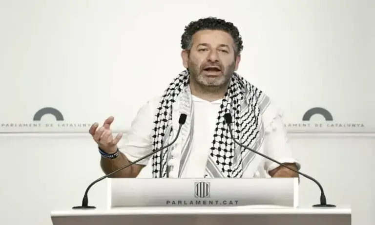 FOTOGRAFÍA. PARLAMENTO DE CATALUÑA (BARCELONA) CATALUÑA (ESPAÑA), AÑO 2025. v. En la imagen, el terrorista español Saif Abu Keshek, miembro de la llamada "Conferencia Popular para los Palestinos en el Extranjero (PPAC)", una entidad islamista sancionada por la Oficina de Control de Activos Extranjeros (OFAC) del Departamento del Estado de los Estados Unidos de América (EEUU) que fue designada como "Organización Terrorista Global" en enero "por operar a instancias" del grupo terrorista islamista proxy de la República Islámica de Irán en el Oriente Medio, Hamás, registrado durante una rueda de prensa en el Palacio del Parlamento de Cataluña, invitado por los partidos políticos socialistas (izquierda) pro Hamás y antisemitas. Efe
